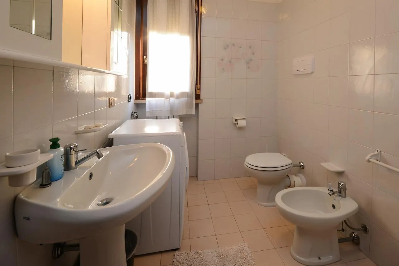 Appartamento Casa vacanze con ampia piscinaLago e Terme Sirmione Italia