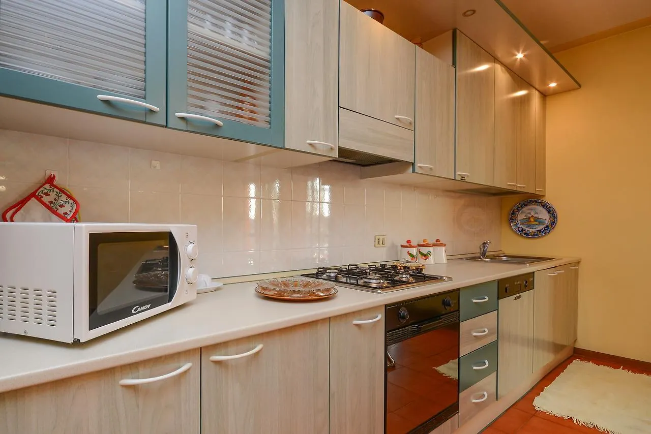 Casa vacanze con ampia piscinaLago e Terme Sirmione Italia